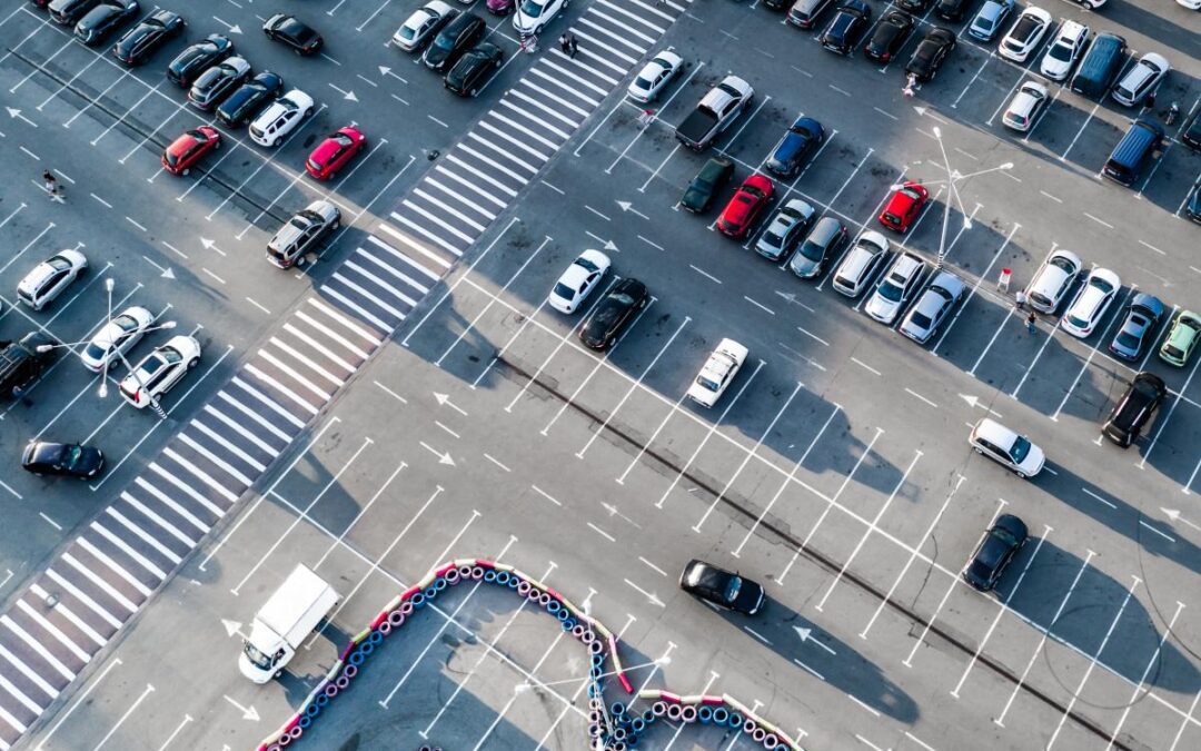 Kto ma pierwszeństwo na parkingu?